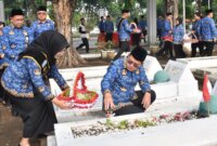 Pj. Gubernur Jatim Adhy Karyono Ziarah dan Tabur Bunga di TMP 10 Nopember