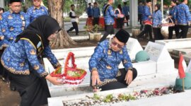 Pj. Gubernur Jatim Adhy Karyono Ziarah dan Tabur Bunga di TMP 10 Nopember