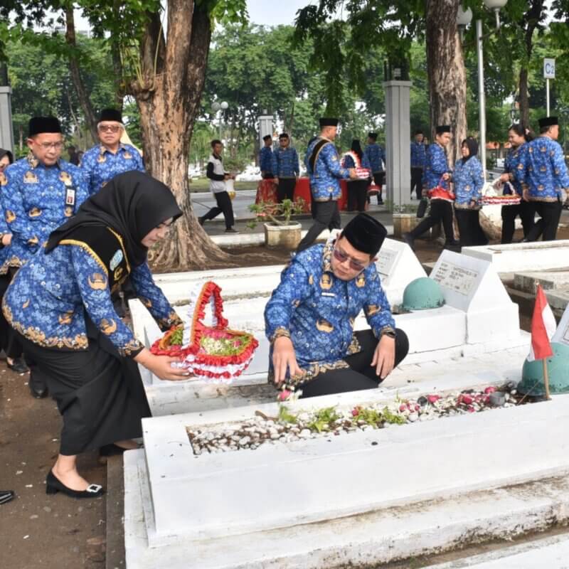 Pj. Gubernur Jatim Adhy Karyono Ziarah dan Tabur Bunga di TMP 10 Nopember