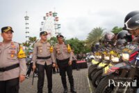 Kapolres Lamongan AKBP Bobby A. Condroputra didampingi Wakapolres Kompol Akay Fahli cek ranmor dinas