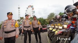 Kapolres Lamongan AKBP Bobby A. Condroputra didampingi Wakapolres Kompol Akay Fahli cek ranmor dinas