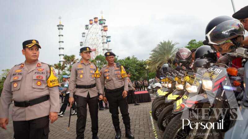 Kapolres Lamongan AKBP Bobby A. Condroputra didampingi Wakapolres Kompol Akay Fahli cek ranmor dinas