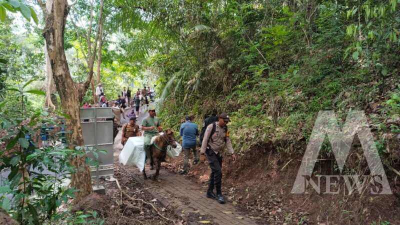 Polres Jember kirimkan logistik Pilkada dengan kuda ke TPS