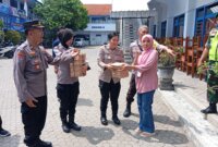 Polres Nganjuk bagikan nasi kotak