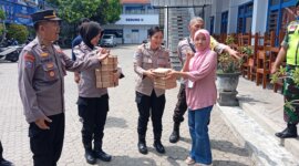 Polres Nganjuk bagikan nasi kotak