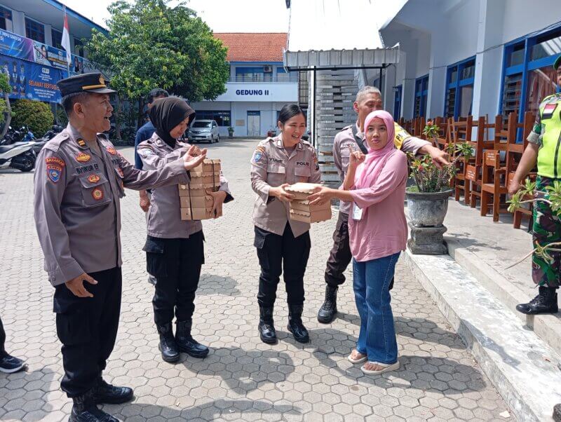 Polres Nganjuk bagikan nasi kotak