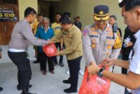 Kapolres Ngawi AKBP Dwi Sumrahadi Rakhmanto berbagi makanan