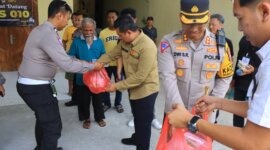 Kapolres Ngawi AKBP Dwi Sumrahadi Rakhmanto berbagi makanan