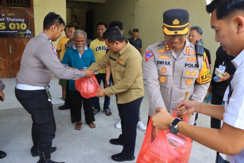 Kapolres Ngawi AKBP Dwi Sumrahadi Rakhmanto berbagi makanan
