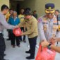 Kapolres Ngawi AKBP Dwi Sumrahadi Rakhmanto berbagi makanan