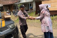 Polsek Licin Bagikan Makanan Sehat