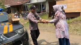 Polsek Licin Bagikan Makanan Sehat