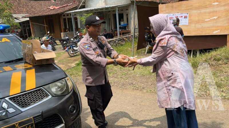 Polsek Licin Bagikan Makanan Sehat
