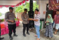 Polresta Sidoarjo di TPS bagi makanan gratis