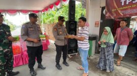 Polresta Sidoarjo di TPS bagi makanan gratis