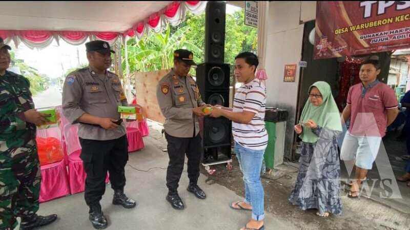 Polresta Sidoarjo di TPS bagi makanan gratis