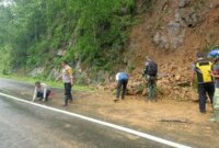 Polres Pacitan, BPBD dan TNI evakuasi tanah longsor