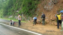 Polres Pacitan, BPBD dan TNI evakuasi tanah longsor