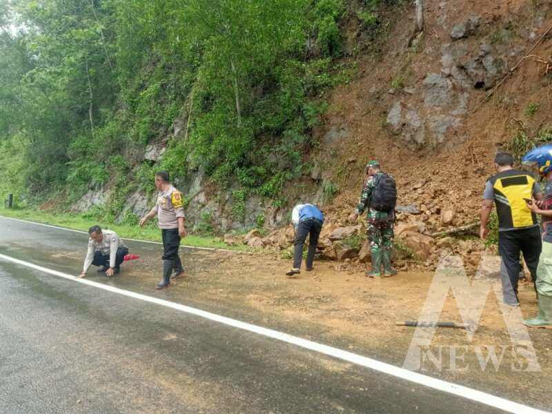 Polres Pacitan, BPBD dan TNI evakuasi tanah longsor
