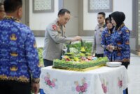 Wakapolda Jatim Brigjen Pol Pasma Royce saat potong tumpeng