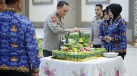 Wakapolda Jatim Brigjen Pol Pasma Royce saat potong tumpeng