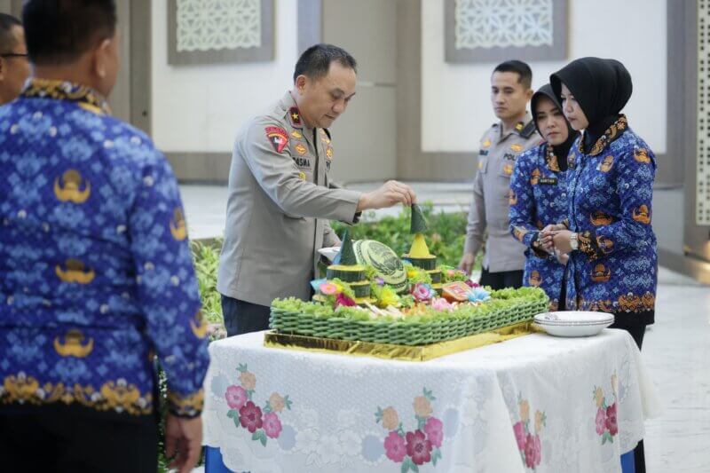 Wakapolda Jatim Brigjen Pol Pasma Royce saat potong tumpeng