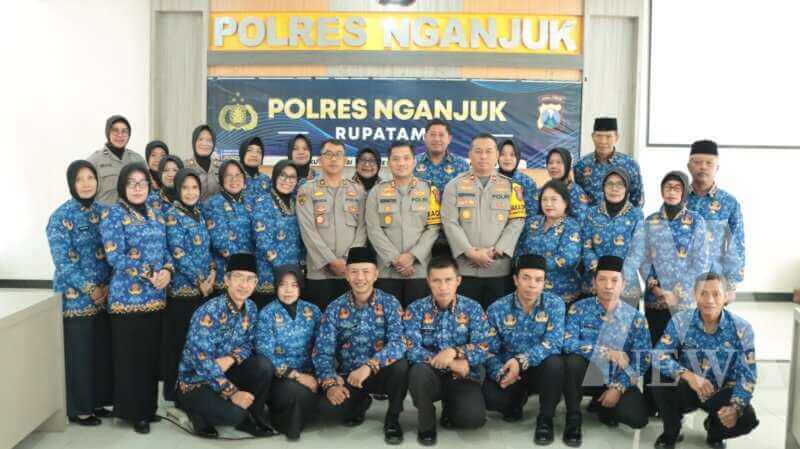 Kapolres Nganjuk AKBP Siswantoro bersama ASN Polres Nganjuk
