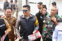 Kapolres Probolinggo AKBP Wisnu Wardana saat kunjungan ke TPS
