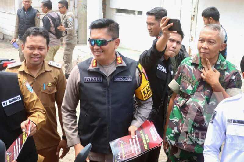 Kapolres Probolinggo AKBP Wisnu Wardana saat kunjungan ke TPS