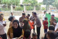 Dirbinmas Polda Jatim Kombespol Asep I. Rosadi bagi nasi kotak gratis ke warga Situbondo