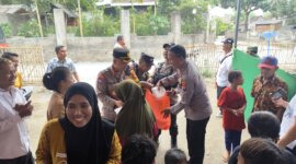 Dirbinmas Polda Jatim Kombespol Asep I. Rosadi bagi nasi kotak gratis ke warga Situbondo