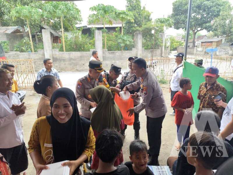 Dirbinmas Polda Jatim Kombespol Asep I. Rosadi bagi nasi kotak gratis ke warga Situbondo