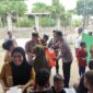 Dirbinmas Polda Jatim Kombespol Asep I. Rosadi bagi nasi kotak gratis ke warga Situbondo