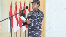 Komandan Sekolah Bahasa Letkol Laut (KH) Arif Sudaryoko