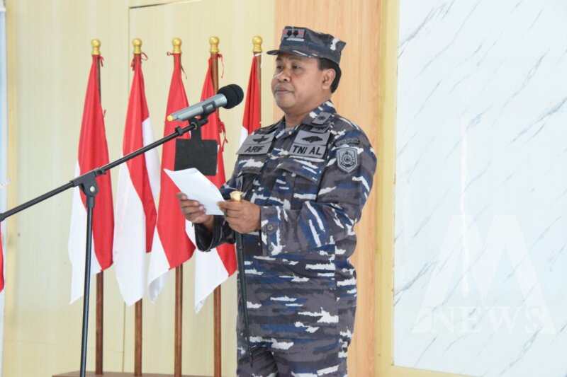 Komandan Sekolah Bahasa Letkol Laut (KH) Arif Sudaryoko