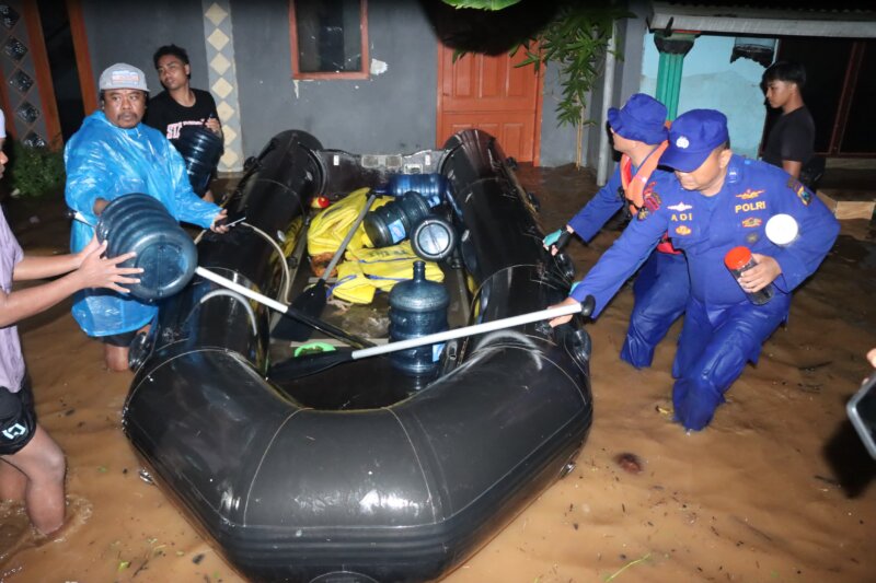 Polres Malang dan tim gabungan tangani bencana banjir