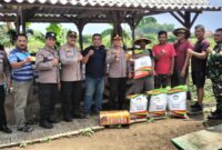 Polresta Sidoarjo berikan bibit jagung dan pupuk ke petani