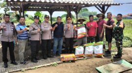 Polresta Sidoarjo berikan bibit jagung dan pupuk ke petani