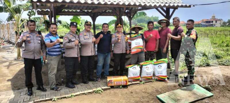 Polresta Sidoarjo berikan bibit jagung dan pupuk ke petani