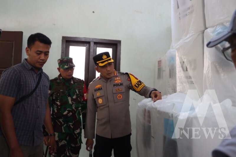Kapolresta Banyuwangi Kombespol Rama Samtama Putra dan Forkopimda patroli pasca hasil quick count ke PPK