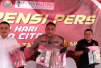 Polres Tanjung Perak dan Bea Cukai tunjukkan rokok ilegal yang akan di selundupkan