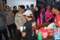 Kapolres Malang AKBP Putu Kholis Aryana salurkan bantuan ke warga terdampak banjir