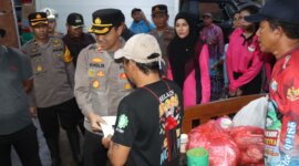 Kapolres Malang AKBP Putu Kholis Aryana salurkan bantuan ke warga terdampak banjir
