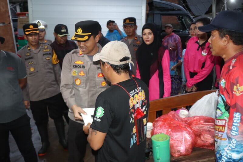 Kapolres Malang AKBP Putu Kholis Aryana salurkan bantuan ke warga terdampak banjir