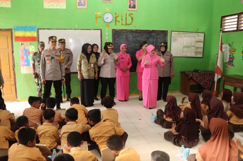 Kapolres Tuban AKBP Oskar Syamsuddin kunjungi SD Gemulung III