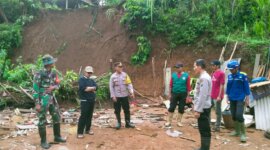 TNI Polri bersama warga bantu evakuasi rumah terdampak tanah longsor