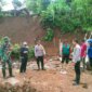 TNI Polri bersama warga bantu evakuasi rumah terdampak tanah longsor
