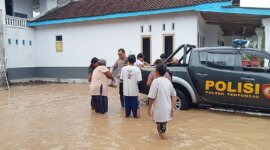 Polsek Tempurejo evakuasi warga terdampak banjir