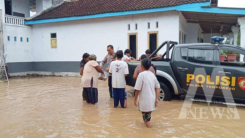 Polsek Tempurejo evakuasi warga terdampak banjir