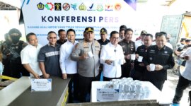 Polres Tanjung Perak dan Kemendagri sita keramik impor ilegal